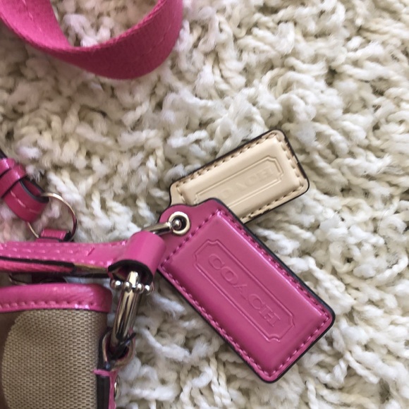 Coach crossbody bag with pink trim - Picture 4 of 14